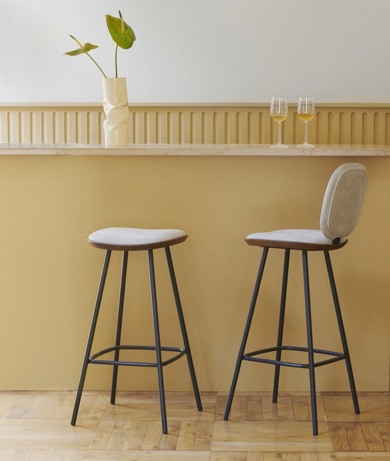 Brdr. Krüger Pauline Comfort Bar Stool H75 Oak Black Lacquered/Brandy Leather - Image 5