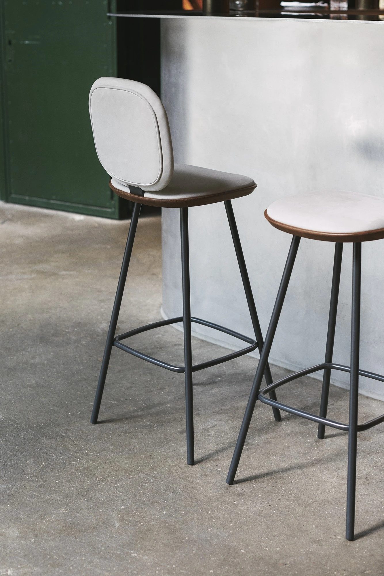 Brdr. Krüger Pauline Comfort Bar Stool H75 Oak Black Lacquered/Brandy Leather - Image 6