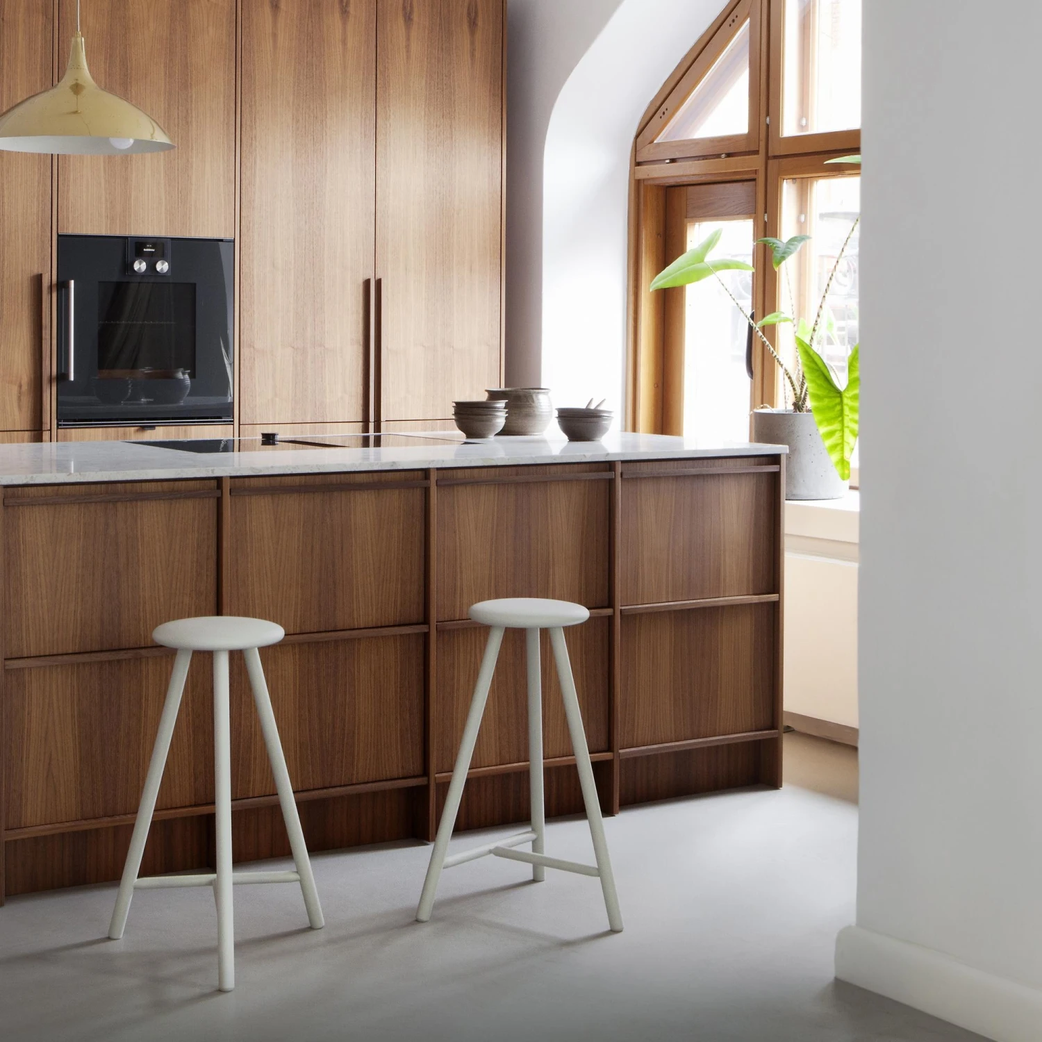 Nikari Linea Collection Perch Bar Stool Black Stained Oak - Image 4